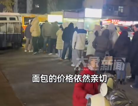 ▲▼每日現做「26元街邊麵包」爆紅。（圖／翻攝自微博）