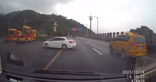 ▲白色轎車無視來車在國5雪隧北上入口前，從外側車道緊急迴轉，嚇壞後方駕駛。（取自Threads，民眾提供）。（圖／擷取自《Threads》）