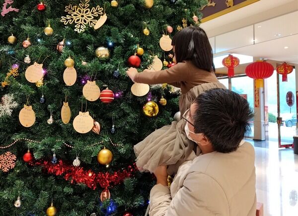 ▲威天宮打造寺廟室內最高聖誕樹超吸睛