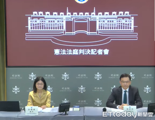 ▲▼憲法法庭書記廳廳長許碧惠（左）與司法院新聞及法治宣導處處長吳定亞（右）下午出席憲法法庭判決記者會。。（圖／司法院提供）