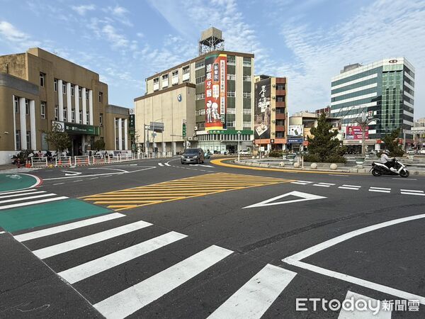 ▲新營圓環完成標線優化，導入螺旋圓環設計，成為全台市區首座示範案例。（記者林東良翻攝，下同）