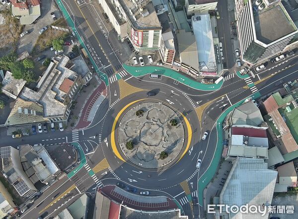 ▲新營圓環完成標線優化，導入螺旋圓環設計，成為全台市區首座示範案例。（記者林東良翻攝，下同）