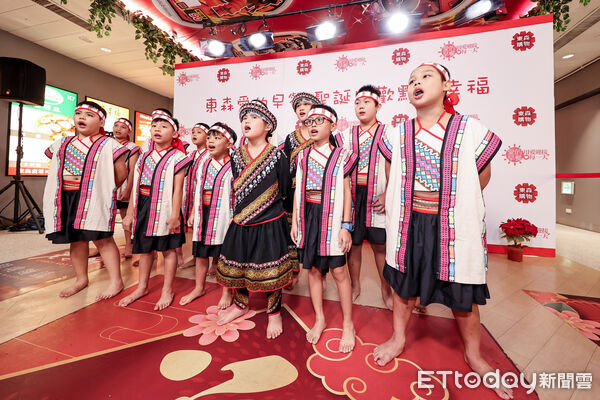 ▲▼ 愛的早餐聖誕點燈      。（圖／記者徐文彬攝）