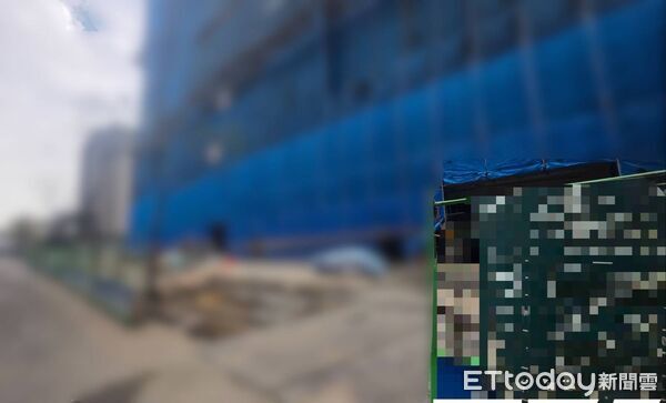 ▲新莊工安意外，工人墜落送醫。（圖／記者陸運陞翻攝）