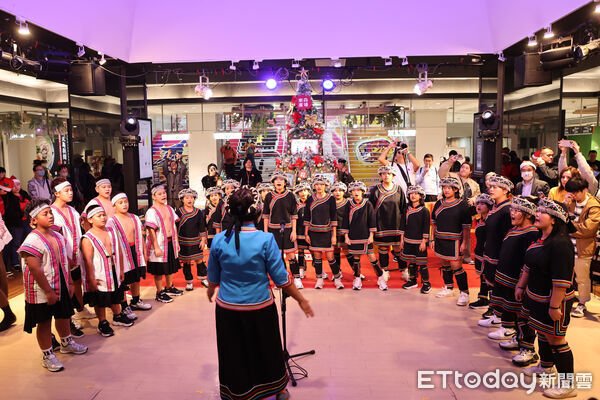 ▲▼ 愛的早餐聖誕點燈   。（圖／記者徐文彬攝）