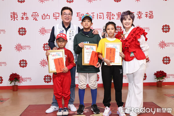 ▲▼ 愛的早餐聖誕點燈   。（圖／記者徐文彬攝）