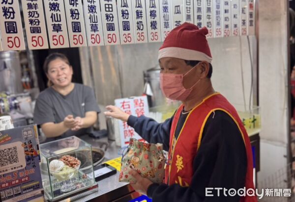 ▲華山基金會陪伴獨居長者身穿聖誕服走進逢甲夜市，親手將糖果與祝福送給民眾。（圖／記者游瓊華翻攝）