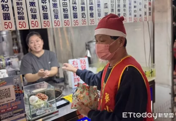 ▲華山基金會陪伴獨居長者身穿聖誕服走進逢甲夜市，親手將糖果與祝福送給民眾。（圖／記者游瓊華翻攝）