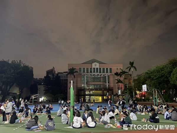 ▲台中女中師長與家長會成員共同抬起青香蕉與柳橙，象徵對高三學子的祝福與期許。（圖／記者游瓊華翻攝）