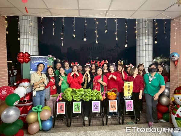 ▲台中女中師長與家長會成員共同抬起青香蕉與柳橙，象徵對高三學子的祝福與期許。（圖／記者游瓊華翻攝）