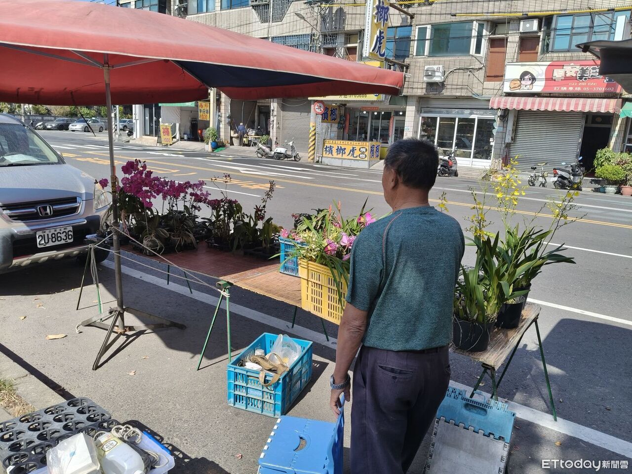 嘉義男路邊賣蘭花遭檢舉開紅單 里長曝他30年催淚身世惹鼻酸