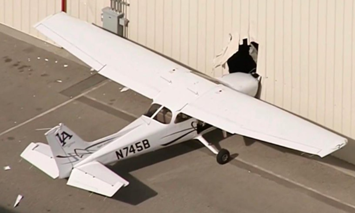 飛行學校遭闖空門 竊賊偷開輕型飛機「暴衝機棚留大洞」