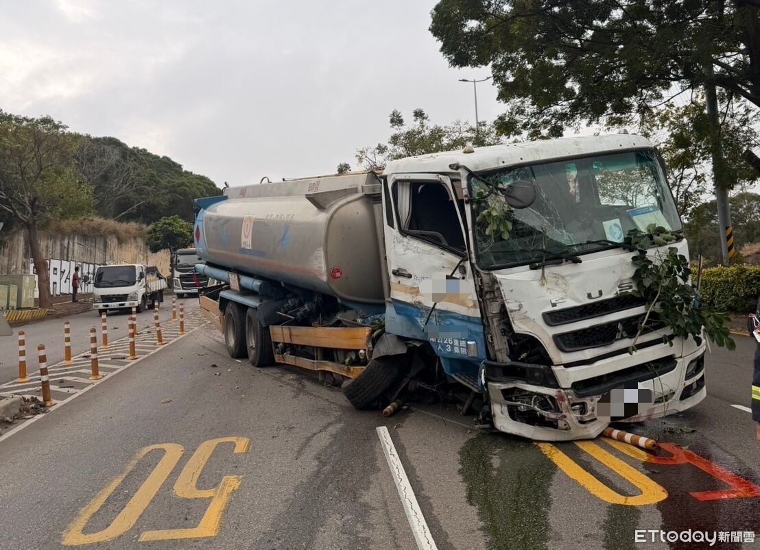 快訊/油罐車下坡猛撞分隔島!車頭變形輪子掉了 樹枝插進駕駛座