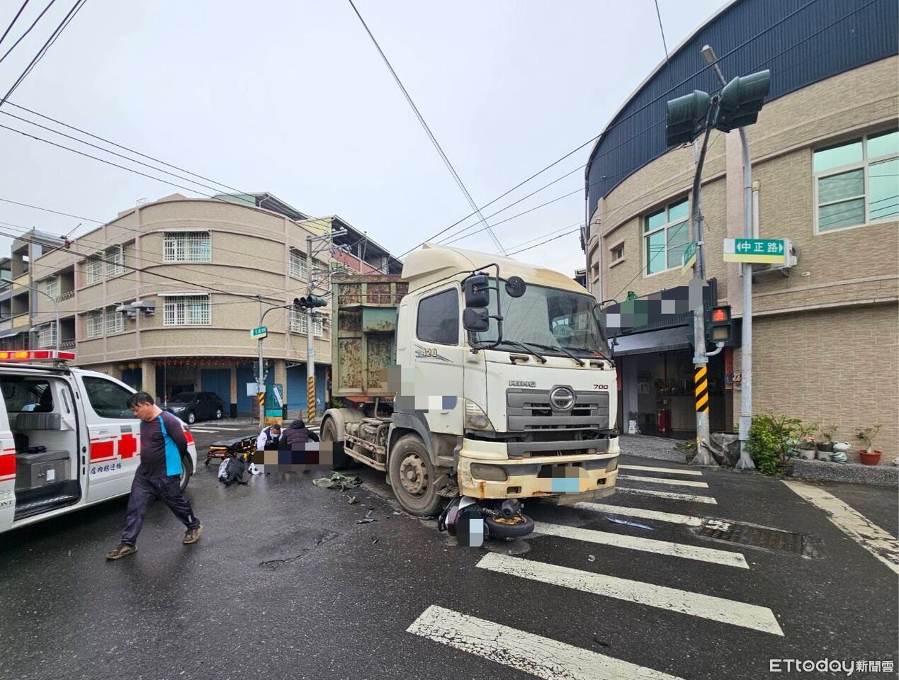 快訊/大貨車搶快左轉撞機車!騎士卡輪下昏迷 骨盆骨折急救中