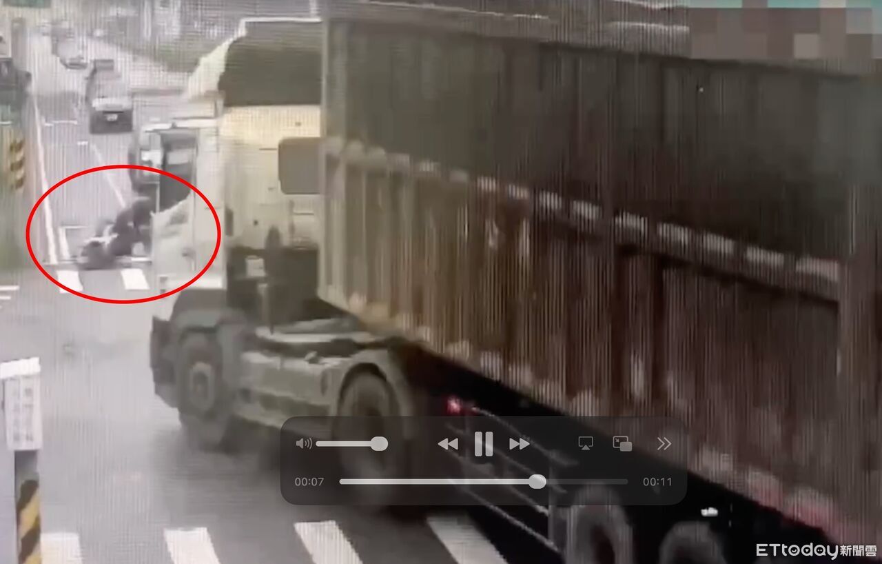 驚悚畫面曝!聯結車搶快左轉 21歲騎士摔進輪胎下一度昏迷