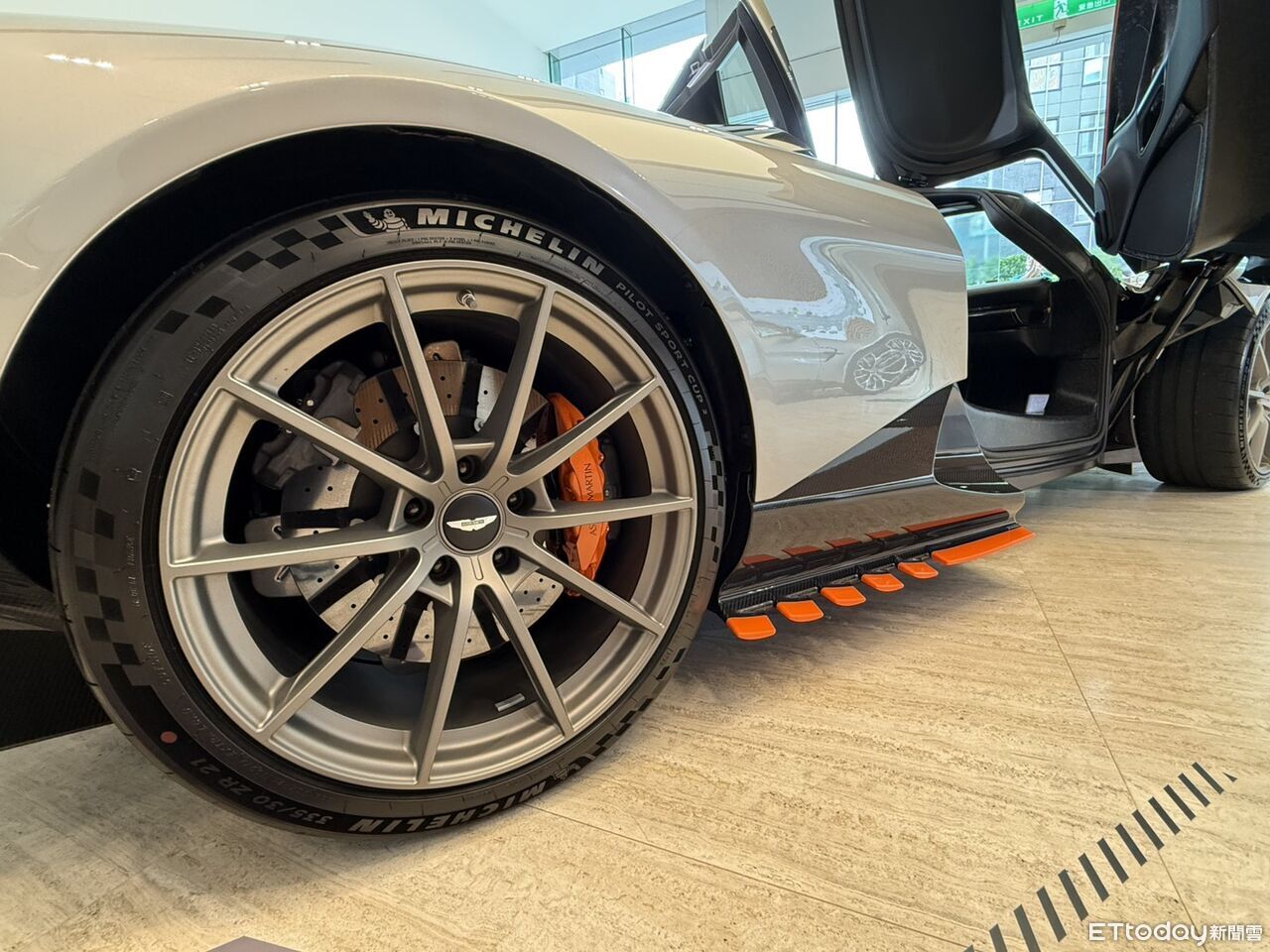 ▲Aston Martin兩款超跑登台亮相！其中Valhalla全球限量 999台，現場展示車已經名花有主。（圖／記者徐煜展攝）