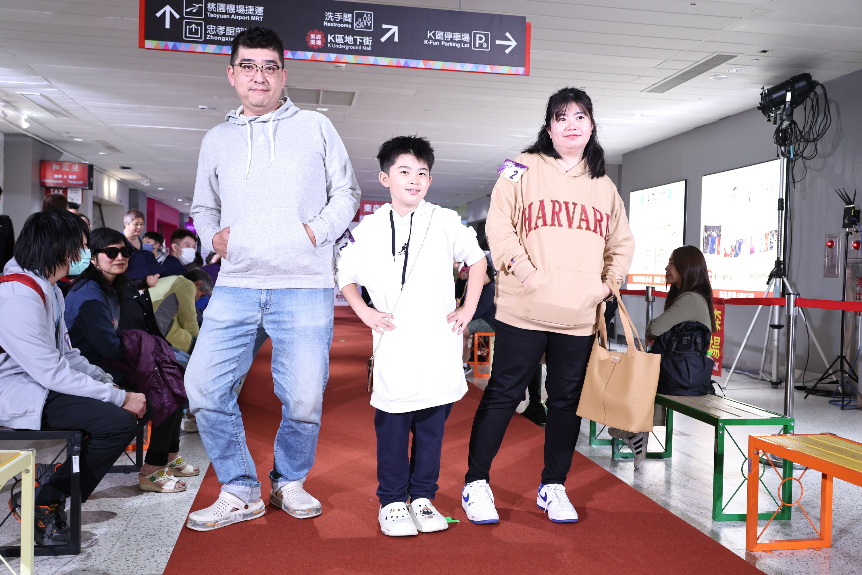 ▲▼  東森廣場K區地下街走秀。（圖／記者黃克翔攝）