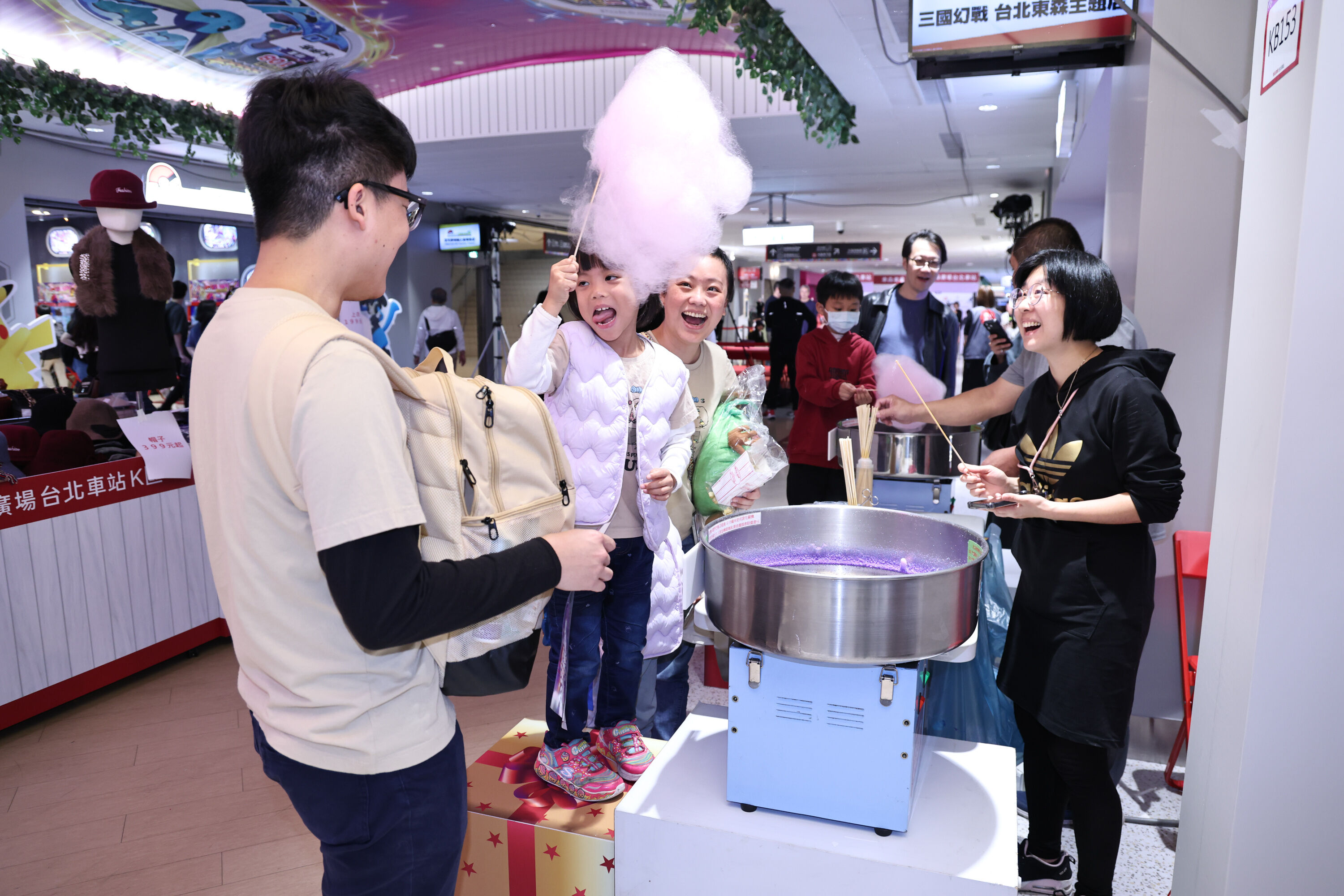 ▲▼ 東森廣場K區地下街走秀 。（圖／記者黃克翔攝）