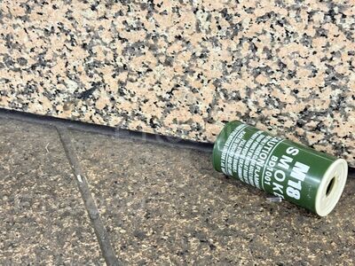 快訊／煙霧彈顏色型號曝！北車遭攻擊猛竄白煙　乘客驚逃1人傷