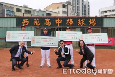 選秀上榜不忘來時路　西苑校友捐款回饋母校棒球隊