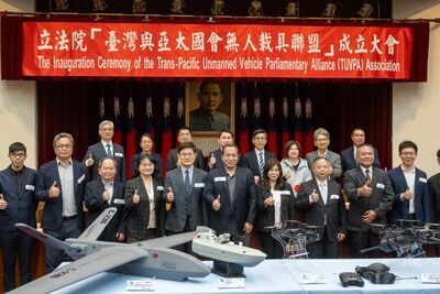 AIT也出席！「國會無人載具聯盟」成立　鍾佳濱成首任會長