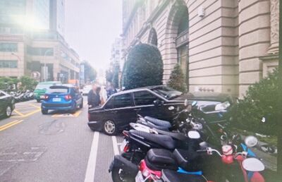 疑操作不當！桃園婦開車失控撞倒10機車　現場畫面曝