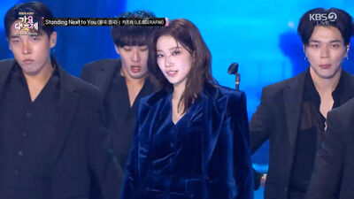 KAZUHA年末舞台帥爆　唱跳柾國〈Standing Next to You〉狂放電