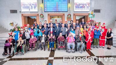 嘉義縣議會寒冬送暖　 210戶弱勢家庭各獲3000元商品券