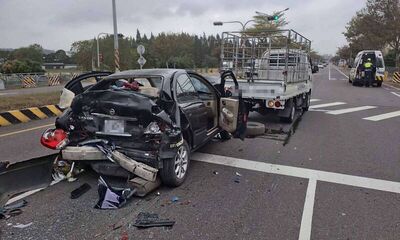 彰化4車連環追撞！轎車慘成夾心餅輪胎噴飛　孕婦等3人送醫