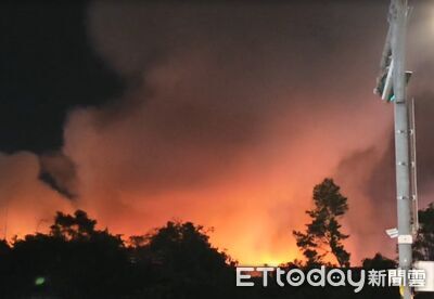 新店深夜火警！木材鐵皮工廠濃煙直竄　消防出動百人搶救