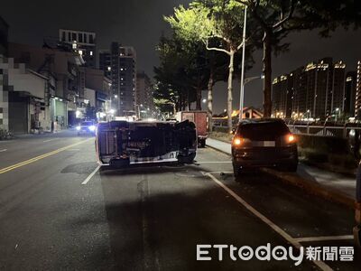 台中媽開車和2孩聊天！一分心休旅車秒撞側翻...母子3人受傷