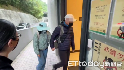 張文父母抵達二殯相驗！夫妻緊緊牽手　神情凝重不發一言