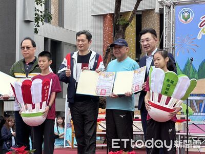 南陽國小慶80歲生日　江啓臣協同運彩公會贈羽球物資