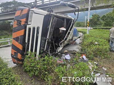 花蓮水泥車過彎翻車！水泥流滿路面驚險畫面曝　駕駛雙腳遭夾