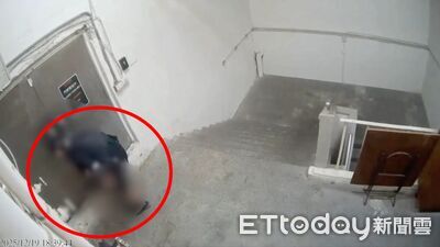 快訊／圍捕畫面曝光！張文奔頂樓「彎腰秒開門閂」　7警荷槍追上樓