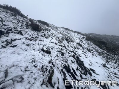 快訊／雪山下雪了！零下1度積雪1公分　絕美銀白畫面曝光
