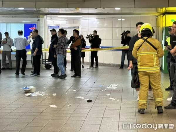 ▲台北車站遭丟煙霧彈，煙霧瀰漫1人受傷。（圖／記者徐文彬攝)