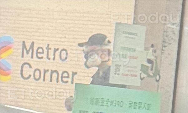 ▲台北車站遭丟煙霧蛋，疑為嫌犯。（圖／攝影中心攝)