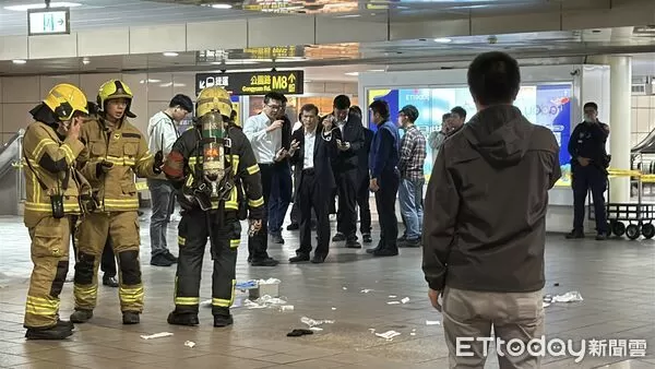 ▲台北車站遭丟煙霧蛋，煙霧瀰漫1人受傷。（圖／記者徐文彬攝)