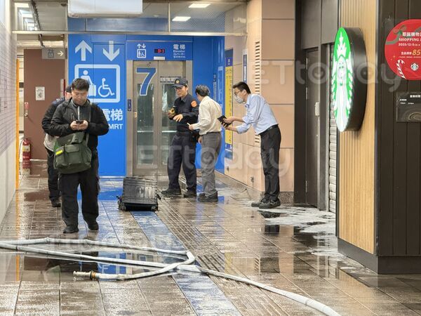 ▲台北車站遭丟煙霧蛋，煙霧瀰漫1人受傷。（圖／記者徐文彬攝)