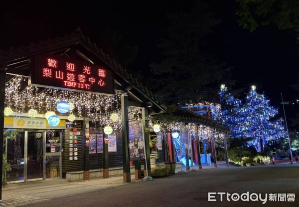 ▲梨山高山夜色中，山谷燈光節點亮雪松。（圖／記者游瓊華翻攝）