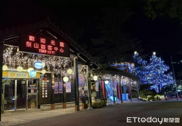 ▲梨山高山夜色中，山谷燈光節點亮雪松。（圖／記者游瓊華翻攝）