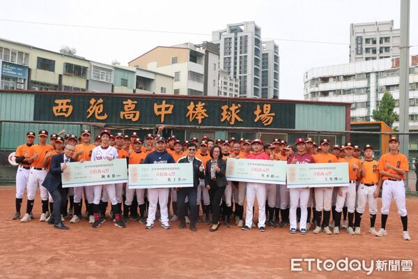 ▲今年中職選秀新秀鍾亦恩、吳承皓、焦子杰、王奕翔回到西苑高中櫻花棒球場，合捐40萬元回饋母校棒球隊。（圖／記者游瓊華翻攝）
