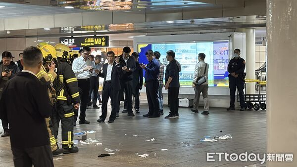 ▲北車M8出口煙霧彈攻擊，1人重傷送醫搶救中，現場畫面曝光。（圖／ETtoday攝影中心，下同）