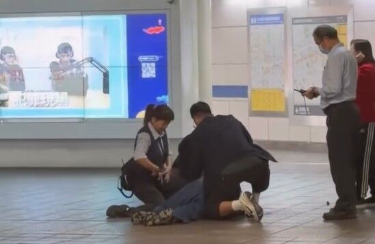 ▲台北車站遭丟數顆煙霧彈，1名57歲男子疑似遭利器捅刺失去生命跡象搶救中。（圖／翻攝自Threads)