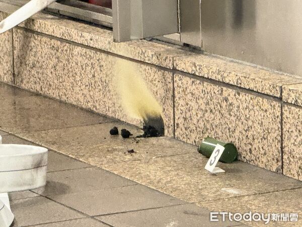 ▲北車M8出口煙霧彈攻擊，1人重傷送醫搶救中，現場畫面曝光。（圖／ETtoday攝影中心，下同）