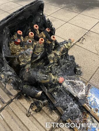 ▲北車M8出口煙霧彈攻擊，1人重傷送醫搶救中，現場留有疑似汽油彈的物品。北捷砍人,隨機砍人,北捷隨機砍人,張文,煙霧彈,台北車站,中山站,中山商圈,誠品南西。（圖／記者陸運陞翻攝）