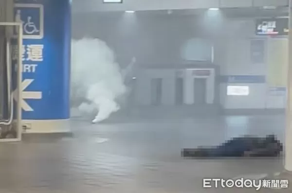 ▲北車M8出口煙霧彈攻擊，1人重傷送醫搶救中，現場畫面曝光。（圖／翻攝自Threads）