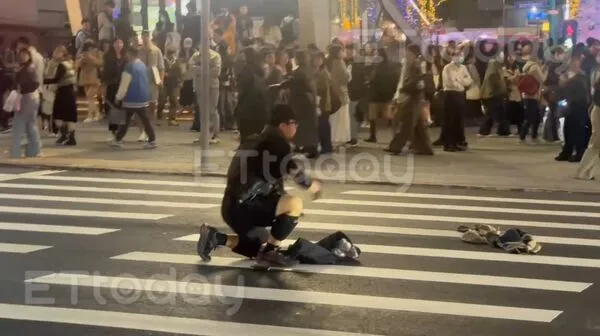 ▲捷運中山站發生隨機砍人，男子丟煙霧彈持長刀砍人。北捷砍人,隨機砍人,北捷隨機砍人,張文,煙霧彈,台北車站,中山站,中山商圈,誠品南西。（圖／記者陳以昇攝）