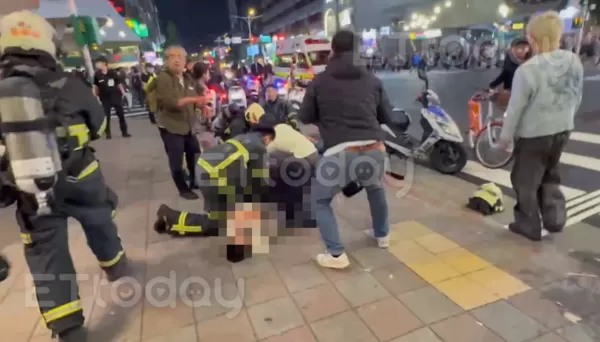 ▲張文19日晚間晚在台北捷運台北車站及中山站先後丟擲煙霧彈，並持刀攻擊民眾，已造成3死(含兇嫌)、1命危、5傷。（圖／記者陳以昇攝）（圖／記者陳以昇攝）